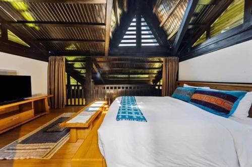 ラオカイにあるHeaven house sapaのベッドルーム(大型ベッド1台、薄型テレビ付)