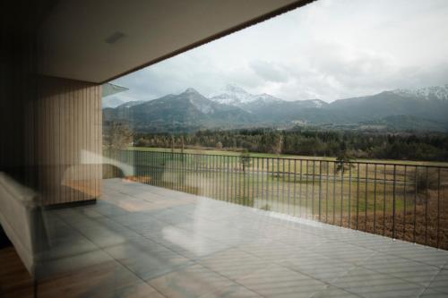 a balcony with a view of a mountain range at Premium Apartments Monterra in Petschnitzen
