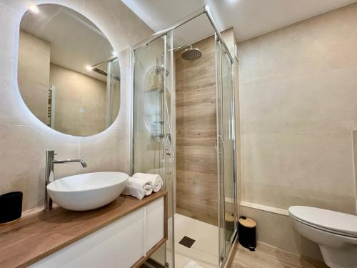 une salle de bain avec un lavabo et une douche en verre dans l'établissement C003 Cosy a 200 m du Palais plein centre Cannes, à Cannes