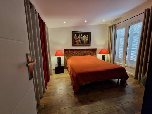 a bedroom with a bed and a fireplace at Appartement 2 Pièces proche mer calme dans villa in Antibes