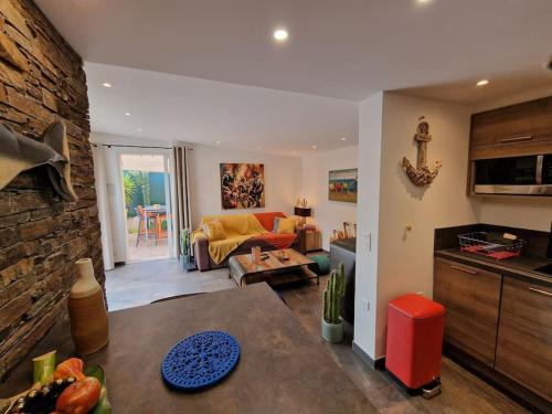 une cuisine et un salon avec un canapé et une table dans l'établissement Appartement 2 Pièces proche mer calme dans villa, à Antibes