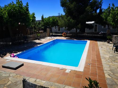 uma piscina num quintal com um pátio de tijolos em Fishers Paradise am Ebro Mequinenza Zaragoza em Mequinenza