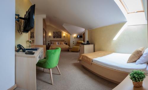 um quarto de hotel com uma cama e um lavatório em Euro Garni Hotel em Belgrado