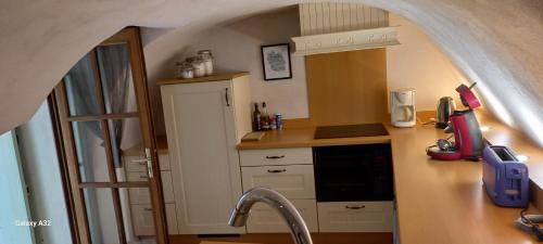 eine Küche mit einer Spüle und einer Arbeitsplatte in der Unterkunft Gîte Ispagnac in Ispagnac