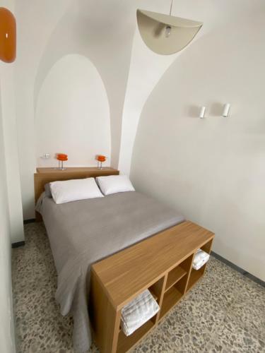 niewielka sypialnia z łóżkiem i stołem w obiekcie Casa Nua w mieście Locorotondo