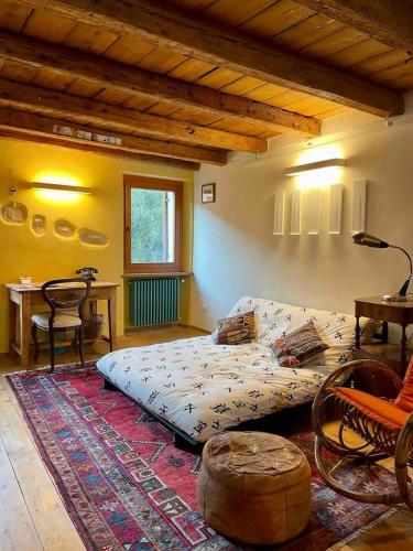ein Schlafzimmer mit einem Bett und einem Tisch in einem Zimmer in der Unterkunft Romeos Cottage Public free parking bike rental in Verona