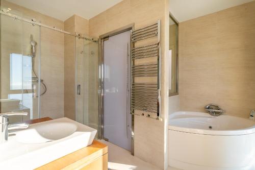 Ένα μπάνιο στο Villa Mina - First Line Villa