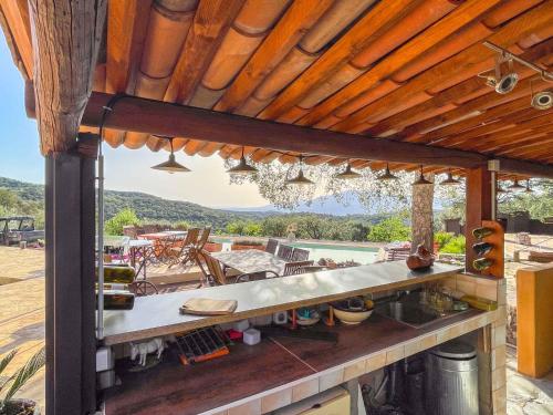 een buitenkeuken met uitzicht op een patio bij Mas la Marchette in Oms