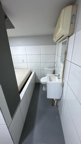 un piccolo bagno con lavandino e servizi igienici di Alves residencial a Joinville