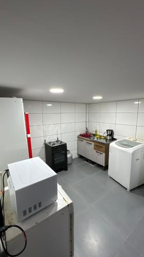 una grande cucina con una parete bianca piastrellata di Alves residencial a Joinville