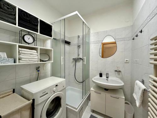 y baño con lavadora y lavamanos. en StayRoom Apartments I "U151", en Linz