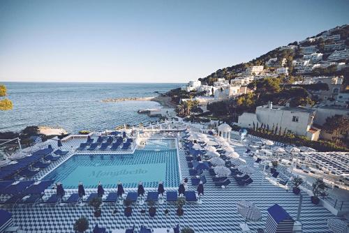 una vista aérea de un complejo con piscina y el océano en Hotel Mongibello Ibiza, en Santa Eulària des Riu