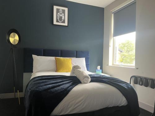 a bedroom with a bed with blue walls and a window at Snooker Stay Near Crucible - 4 En-Suite Beds- in Sheffield