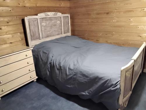een slaapkamer met een bed en een dressoir bij Gîte LE LOFT chez Judith et Neiges 