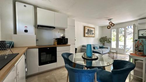 une cuisine et un salon avec une table et des chaises dans l'établissement B023 Tres bel appartement proche de la mer a Cannes, à Cannes