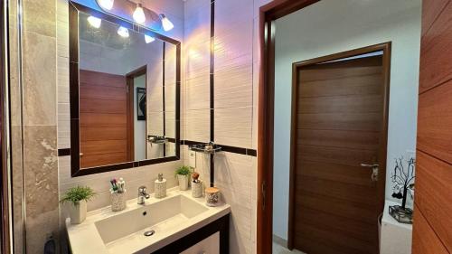 une salle de bain avec un lavabo et un miroir dans l'établissement B023 Tres bel appartement proche de la mer a Cannes, à Cannes