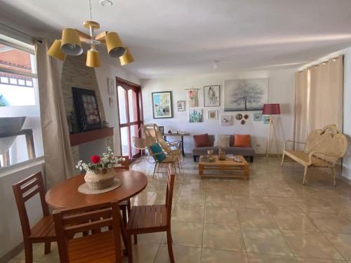 ein Wohnzimmer mit einem Sofa und einem Tisch in der Unterkunft Casa Campo Familiar in Calana