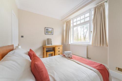 1 dormitorio con cama y ventana en 6 Meadowcroft House, en Bowness-on-Windermere