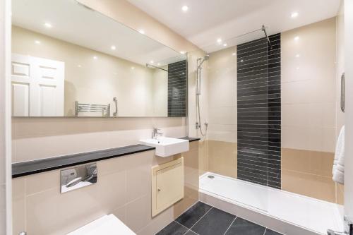 y baño con lavabo y ducha. en 6 Meadowcroft House, en Bowness-on-Windermere
