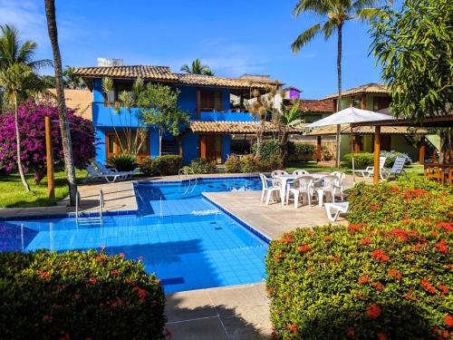 eine Villa mit einem Pool und einem Resort in der Unterkunft Residence Maria Vittoria Praia Arraial in Arraial d'Ajuda