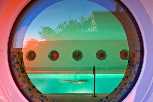 a round window with a fish in the water at Hotel & Restaurant Hanse Kogge in Ostseebad Koserow