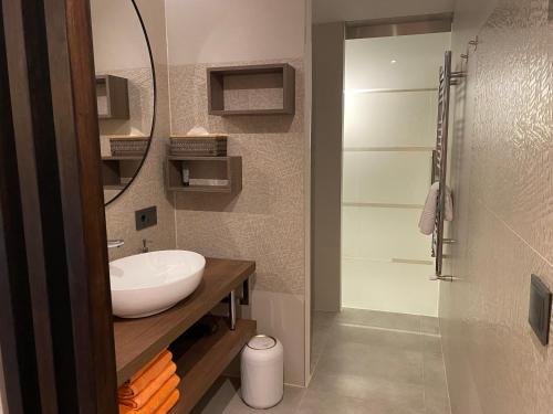 a bathroom with a sink and a mirror at Villa Rose 