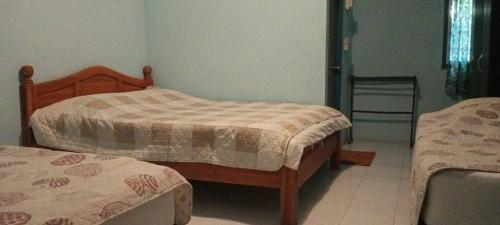 1 dormitorio con 2 camas en una habitación en Kwan Eng Homestay, en Phayao