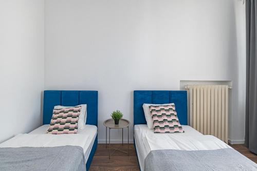 2 Betten nebeneinander in einem Zimmer in der Unterkunft Minimalist Studio Apartments by Hostlovers in Kaunas