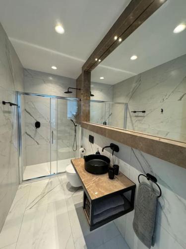 La salle de bains est pourvue d'une douche en verre et d'un lavabo. dans l'établissement Villa Vera with private pool near Valletta, à Tal-Pietà
