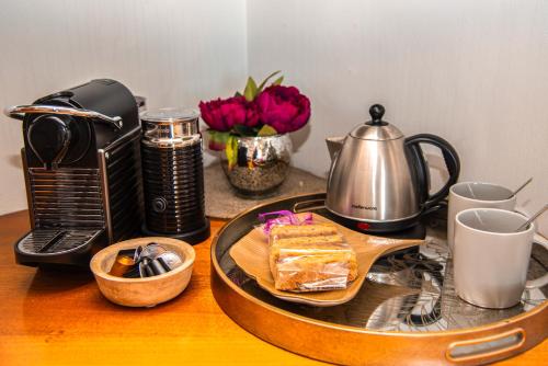 Kemudahan buat kopi dan teh di Pezula Magic Escape - Guest House - No Loadshedding