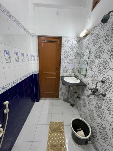 Bilik mandi di N Homestay Agra
