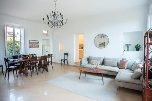 un salon avec un canapé et une table dans l'établissement Saint Michel - Happy Rentals, à Menton