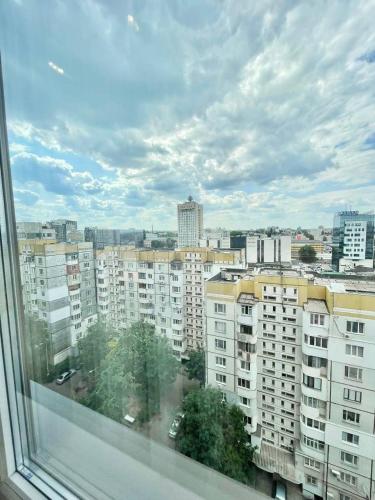 una vista da una finestra di una città con edifici di SKY apartament Amazing location a Chişinău