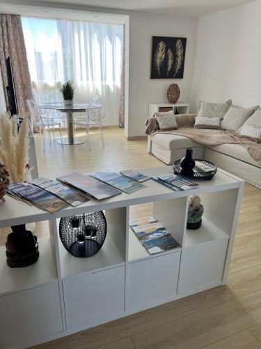 un salon blanc avec une table et un canapé dans l'établissement L'appart ONE, à Sainte-Maxime