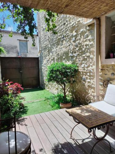 d'une terrasse avec une table et une chaise. dans l'établissement La magnanerie colorée. (5 personnes, 3 chambres), à Ancône