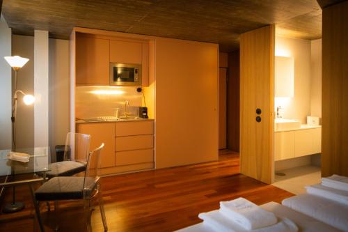 Η κουζίνα ή μικρή κουζίνα στο Fervença Suites