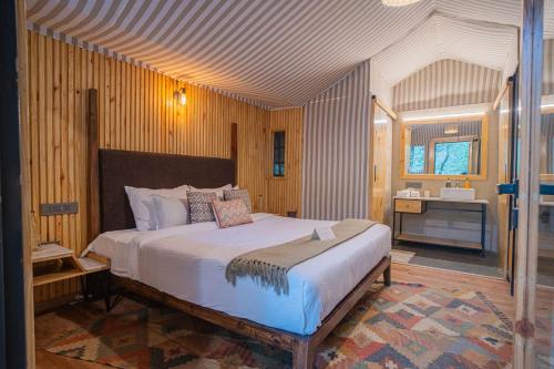 מיטה או מיטות בחדר ב-Everest Base Camp, Near George Everest House, 5kms from Library chowk