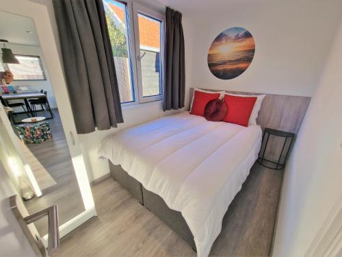 Ένα ή περισσότερα κρεβάτια σε δωμάτιο στο WKS39 Bungalow close to lake and sea