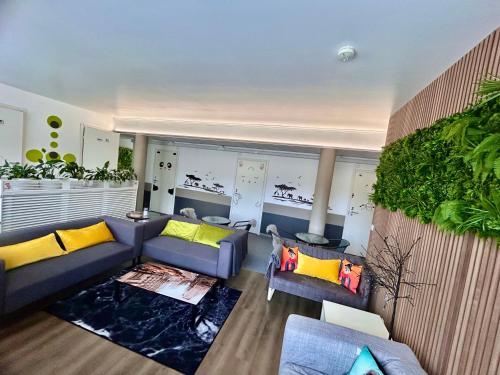 sala de estar con sofá azul y almohadas amarillas en ChillOut GuestHouse Lahti en Lahti