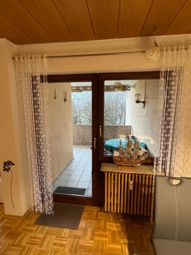 Pokój z drzwiami otwieranymi do łazienki w obiekcie Ferienwohnung "Mühlbach Suite" w mieście Isny im Allgäu