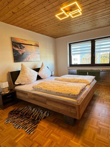 sypialnia z dużym łóżkiem w pokoju w obiekcie Ferienwohnung "Mühlbach Suite" w mieście Isny im Allgäu