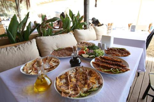 a table with plates of food on it at Rüzgar Bağ Evleri in Palamutbuku