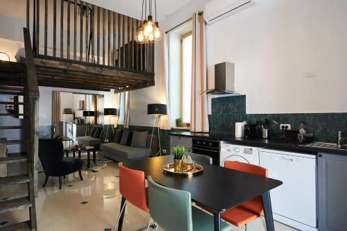 een keuken en een woonkamer met een tafel en stoelen bij King David Luxury Apartments in Jeruzalem