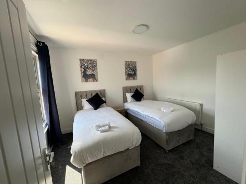 מיטה או מיטות בחדר ב-Stunning 4 BED House for Contractors & Holiday Makers