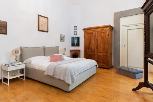 Santo Spirito Frescoed 6 sleeps apartment