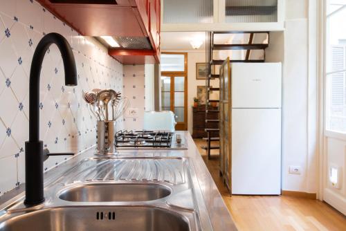 Santo Spirito Frescoed 6 sleeps apartment