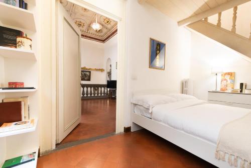 Santo Spirito Frescoed 6 sleeps apartment