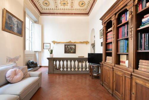 Santo Spirito Frescoed 6 sleeps apartment