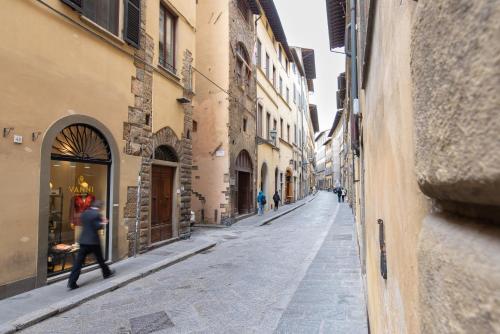 Santo Spirito Frescoed 6 sleeps apartment