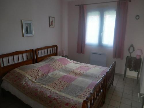 une chambre avec un lit avec une couette dessus dans l'établissement La grande vigne de Boisvinet, à Saint-Hilaire-de-Riez